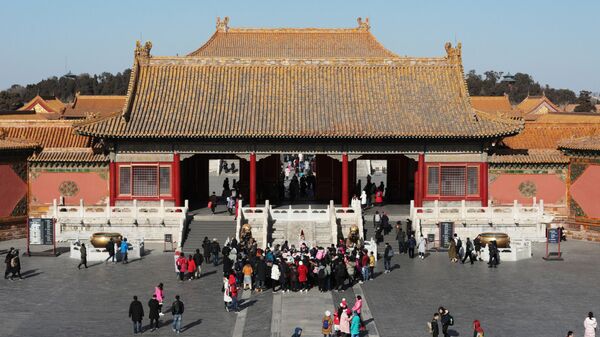Посетители у Дворца земного спокойствия в Запретном городе в центре Пекина
