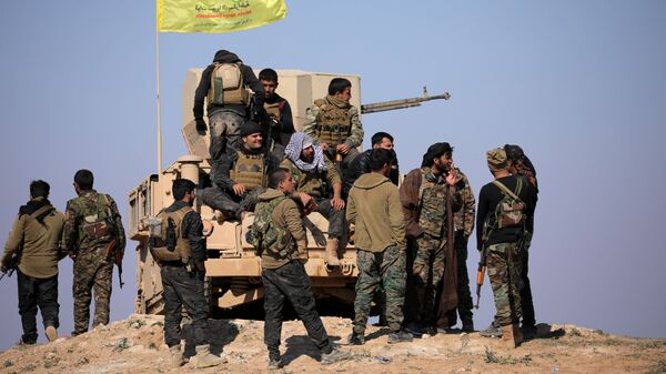 Бойцы Сирийских демократических сил (СДС) в деревне Багуз, Сирия