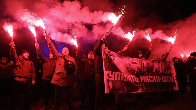 Участники акции против полицейского произвола Бандера, вставай! у здания МВД в Киеве