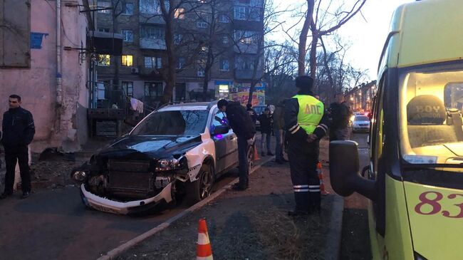 Наезд автомобиля Вольво на пешеходов в районе дома 12 по улице 40 лет ВЛКСМ во Владивостоке. 18 февраля 2019