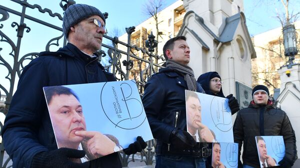 Участники пикета в поддержку руководителя портала РИА Новости Украина Кирилла Вышинского, арестованного на Украине за журналистскую деятельность. 19 февраля 2019