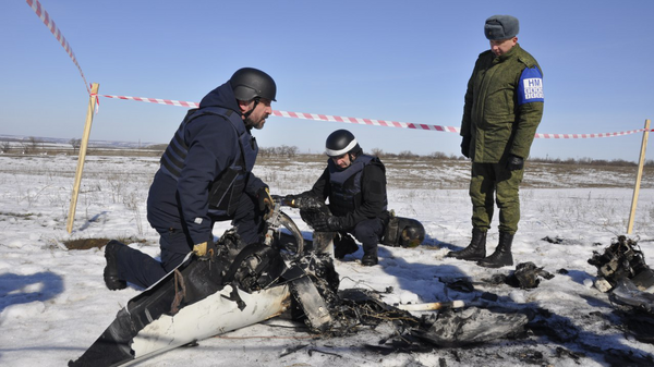 Представители ЛНР в СЦКК передают представителям СММ ОБСЕ беспилотный летательный аппарат миссии, потерпевший крушение у линии соприкосновения в Донбассе