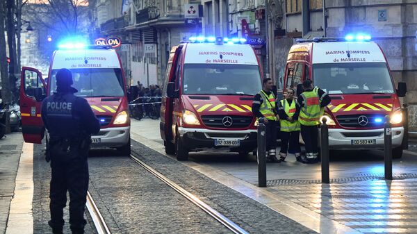 Сотрудники правоохранительных органов Франции на месте нападения на людей в Марселе. 19 февраля 2019