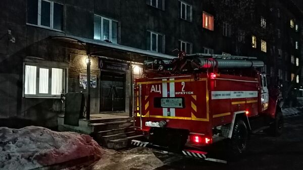 Пожарная машина у здания общежития в Иркутске
