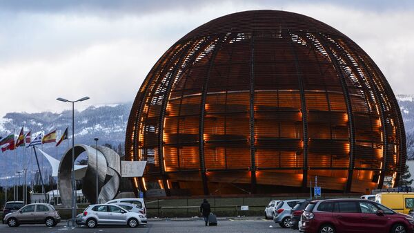 Глобус - символ Европейского совета по ядерным исследованиям ЦЕРН (CERN) в Женеве. Архивное фото