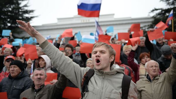 Участник митинга, посвященного решению Крымского парламента и Городского совета Севастополя о вхождении в состав России, в Севастополе