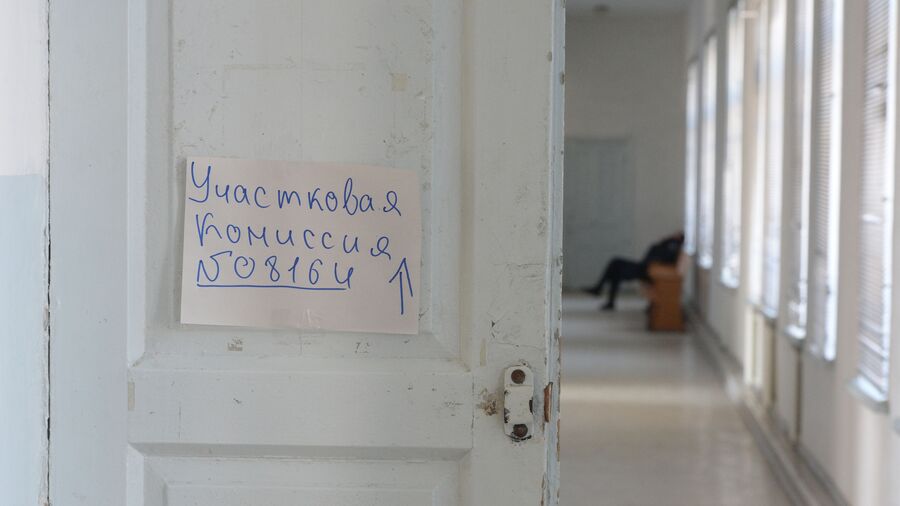 Избирательный участок в Симферополе накануне референдума 16 марта
