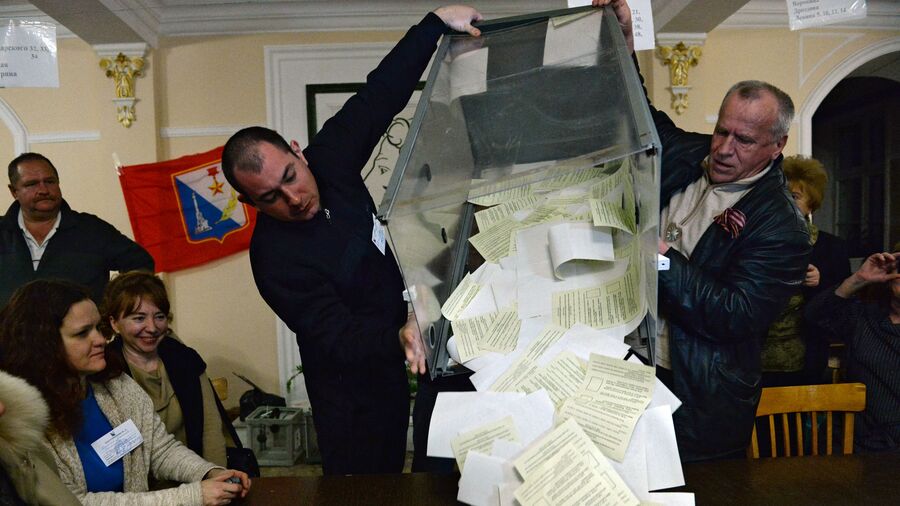 Сотрудники одного из избирательных участков в Севастополе подсчитывают голоса по итогам референдума о статусе Крыма