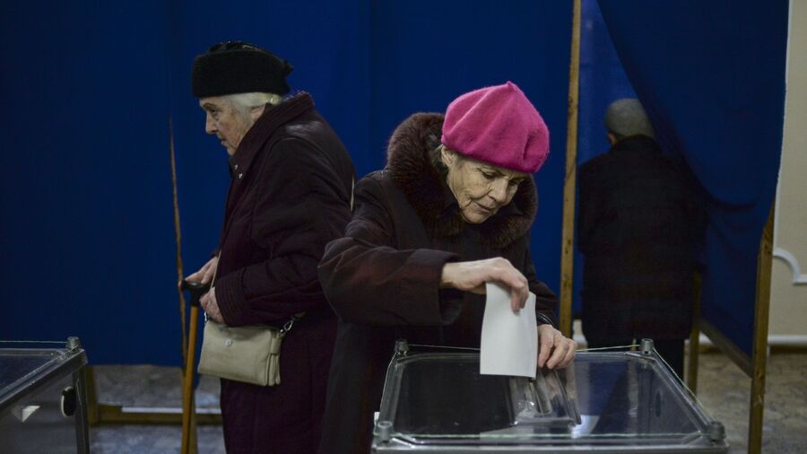 Голосование на референдуме о статусе Крыма на одном из избирательных участков Севастополя 