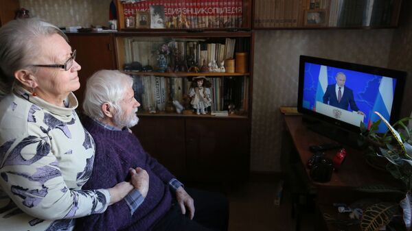 Жители Волгограда смотрят трансляцию ежегодного послания президента РФ Владимира Путина к Федеральному собранию