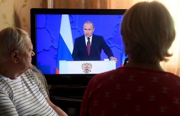 Жители Казани смотрят телевизионную трансляцию ежегодного послания президента РФ Владимира Путина к Федеральному собранию