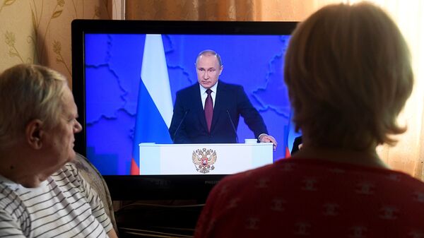 Жители Казани смотрят телевизионную трансляцию ежегодного послания президента РФ Владимира Путина к Федеральному собранию