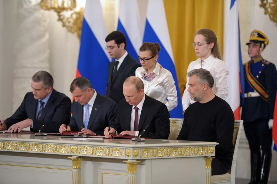 Подписание Договора между РФ и Республикой Крым о принятии в РФ Республики Крым и образовании в составе РФ новых субъектов