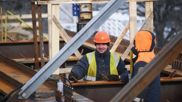 Рабочии во время ремонтных работ на Москворецком мосту в Москве