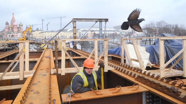 Рабочий во время ремонтных работ на Москворецком мосту в Москве