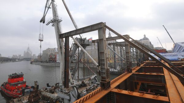 Ремонтные работы на Москворецком мосту в Москве
