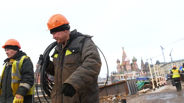 Рабочие во время ремонтных работ на Москворецком мосту в Москве
