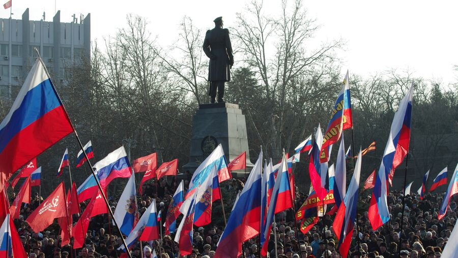 Участники митинга в Севастополе. 23 февраля 2014