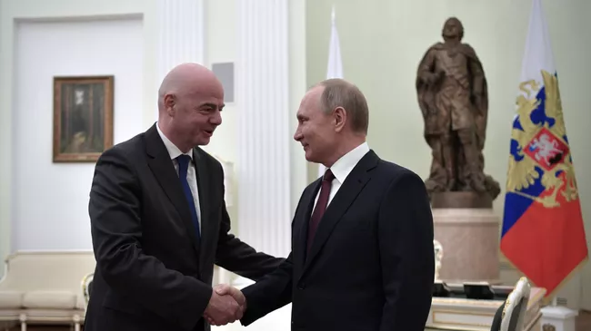 Президент РФ Владимир Путин и президент ФИФА Джанни Инфантино во время встречи