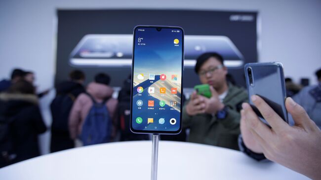 Телефон Xiaomi Mi 9 на презентации в Пекине