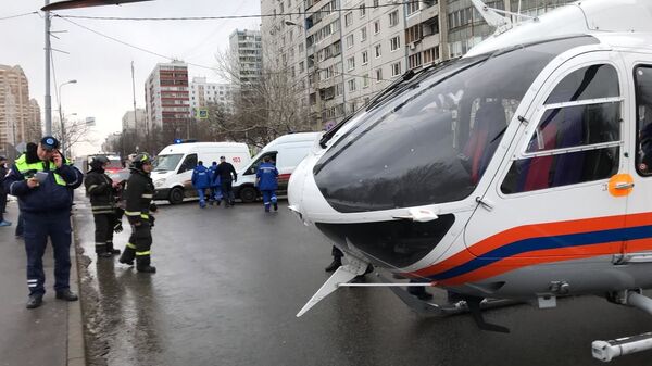 Вертолет Московского авиационного центра на месте ДТП на улице Твардовского 25 в Москве. 20 февраля 2019