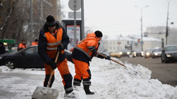 Сотрудники коммунальных служб убирают снег на улице