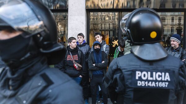 Бастующие и полицейские во время митинга сторонников независимости Каталонии. 21 февраля 2019