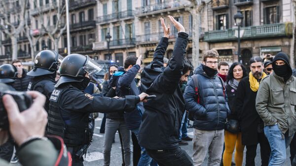 Бастующие и полицейские во время митинга сторонников независимости Каталонии. 21 февраля 2019 