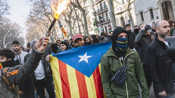 Бастующие во время митинга сторонников независимости Каталонии в Барселоне