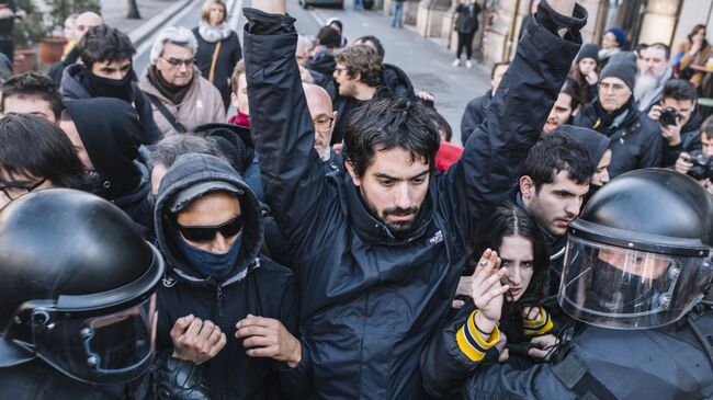 Бастующие и полицейские во время митинга сторонников независимости Каталонии. 21 февраля 2019 