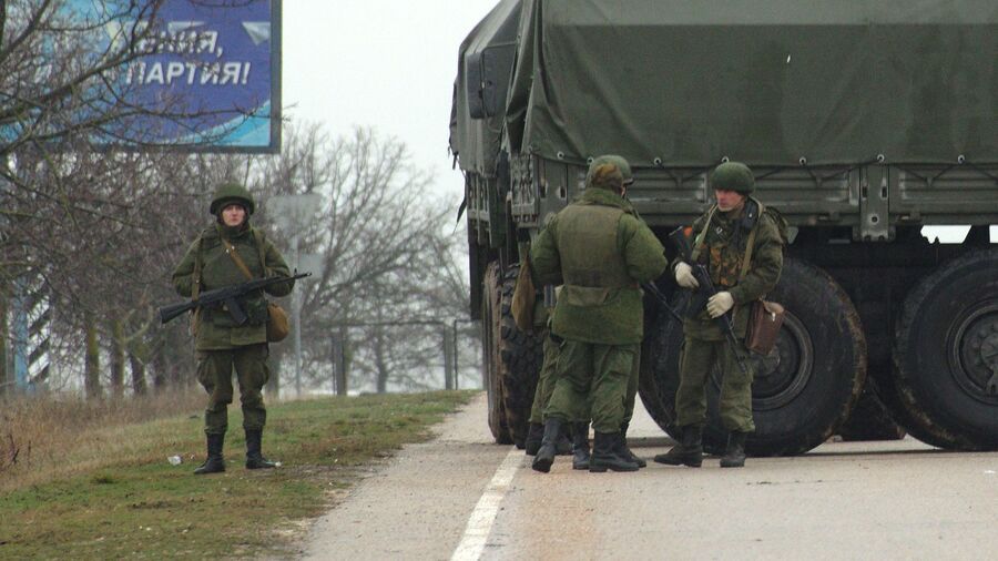 Вооруженные люди блокируют подъезды к аэропорту Бельбек рядом с Севастополем