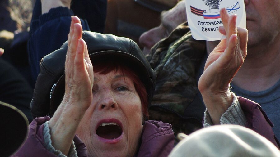 Участники митинга в Севастополе