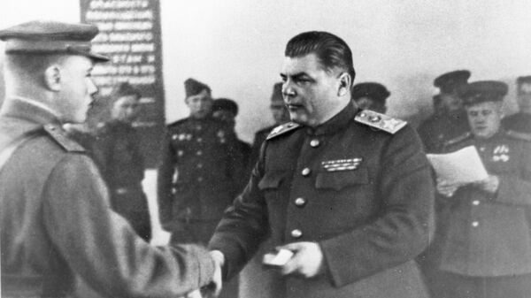 Маршал Родион Малиновский вручает боевые ордена отличившимся воинам. 1943 год