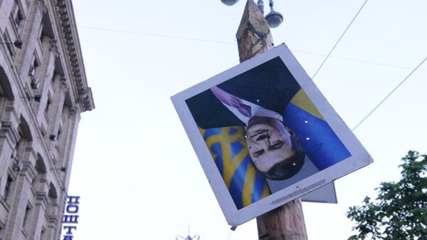 Портрет отстраненного от должности президента Украины Виктора Януковича на площади Независимости в Киеве