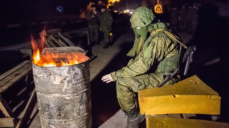 Военнослужащий на блокпосту на въезде в Крым в районе Армянска