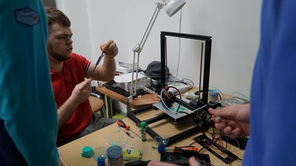 Артековцы печатают на 3D принтере детали самолета