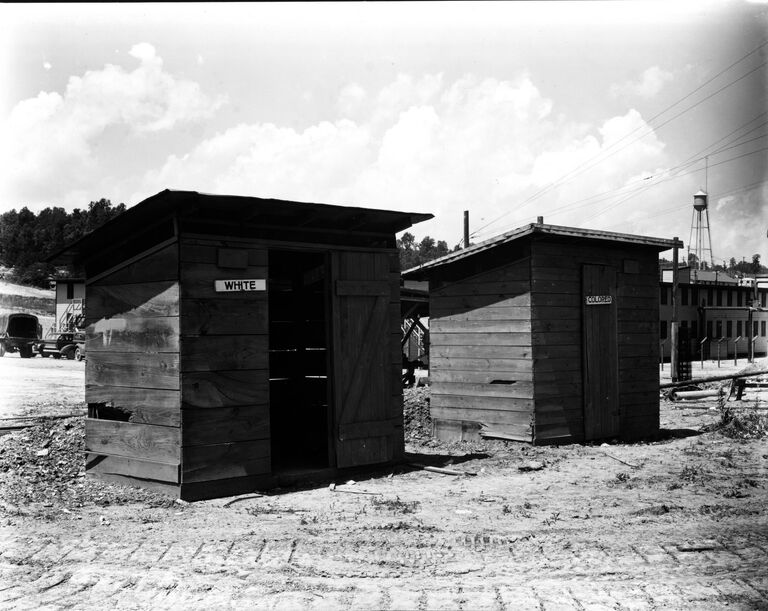 Кабинки для белых и для цветных в США 