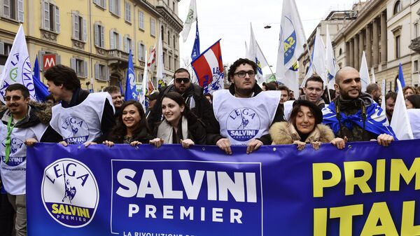 Сторонники итальянской крайне-правой партии Лига севера на демонстрации в Милане во время предвыборной гонки за место премьер-министра