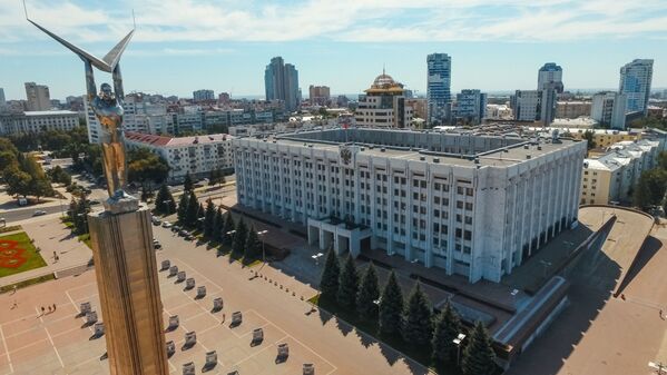Монумент Славы и здание правительства Самарской области в Самаре