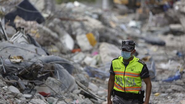 Полицейский после землетрясения в Эквадоре