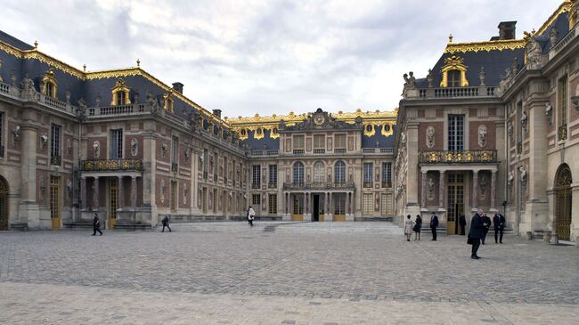 Отдыхающие на территории Версальского дворца в пригороде Парижа