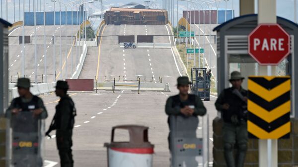 Военнослужащие Национальной гвардии Венесуэлы на заблокированном мосту Тиендитас на границе с Колумбией