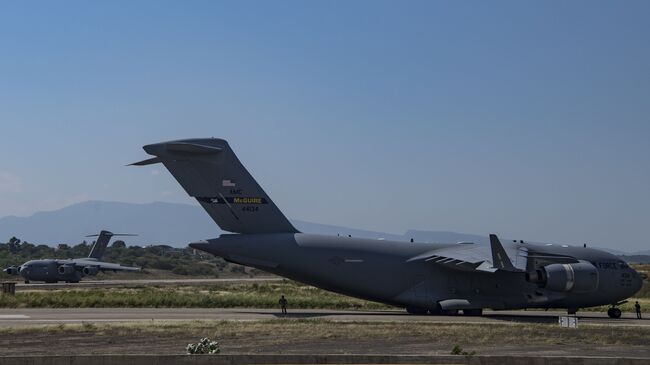 Американские военно-транспортные самолеты C-17 Globemaster III в колумбийской Кукуте на границе с Венесуэлой