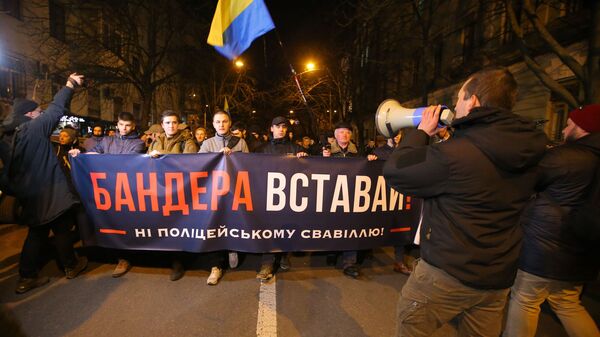 Участники акции против полицейского произвола Бандера, вставай! у здания МВД в Киеве