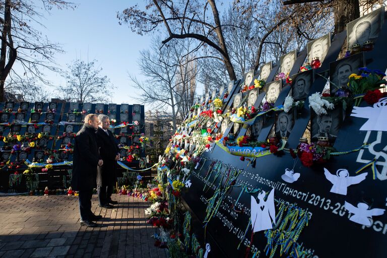 Президент Европейского Совета Дональд Туск и президент Украины Петр Порошенко у мемориала Небесная сотня в Киеве Президент Европейского Совета Дональд Туск и президент Украины Петр Порошенко у мемориала Небесная сотня в Киеве