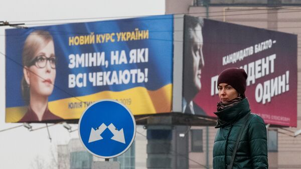 Предвыборные плакаты кандидатов в президенты Украины Юлии Тимошенко и Петра Порошенко в Киеве 