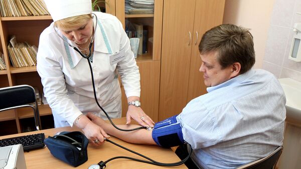 Фельдшер измеряет давление пациенту в фельдшерско-акушерском пункте