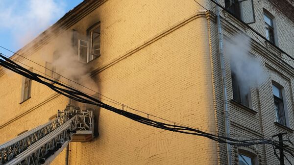 Сотрудники противопожарной службы МЧС РФ ликвидируют последствия пожара в здании консерватории имени П. И. Чайковского в Москве