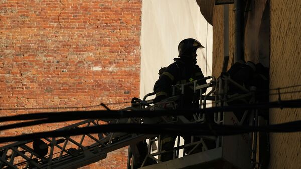 Сотрудники противопожарной службы МЧС РФ ликвидируют последствия пожара в здании консерватории имени П. И. Чайковского в Москве