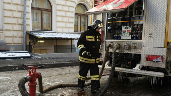 Сотрудник противопожарной службы МЧС РФ ликвидирует последствия пожара в здании консерватории имени П. И. Чайковского в Москве
